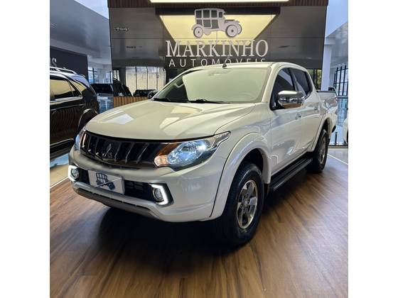 MITSUBISHI L200 TRITON 2.4 16V TURBO DIESEL SPORT HPE CD 4P 4X4 AUTOMÁTICO MITSUBISHI L200 TRITON 2.4 16V TURBO DIESEL SPORT HPE CD 4P 4X4 AUTOMÁTICO